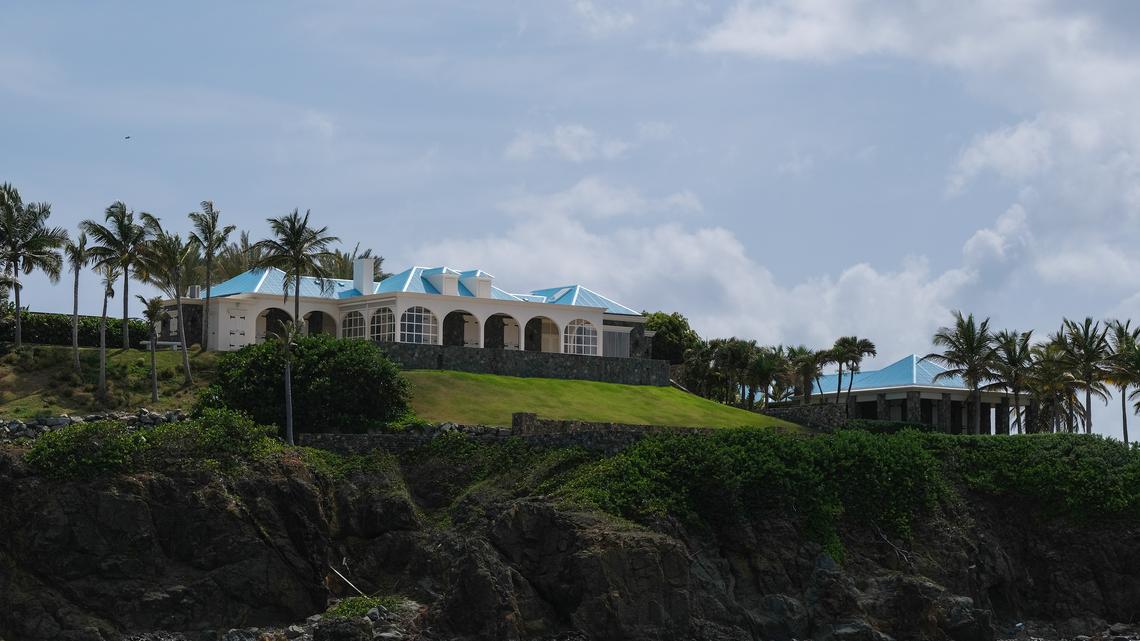 Epstein Built Ties to U.S. Customs Officers, Prompting Criminal Investigation