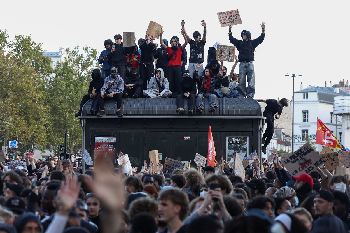 French students keep up protest pressure with some demonstrations hit ...