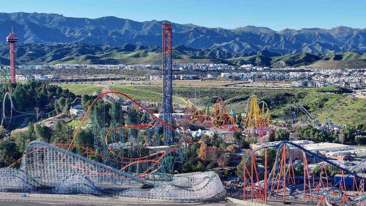 A small brush fire on the perimeter of Six Flags Magic Mountain prompted the Valencia amusement park to briefly close two roller coasters. (Photo by Dean Musgrove, Los Angeles Daily News/SCNG)