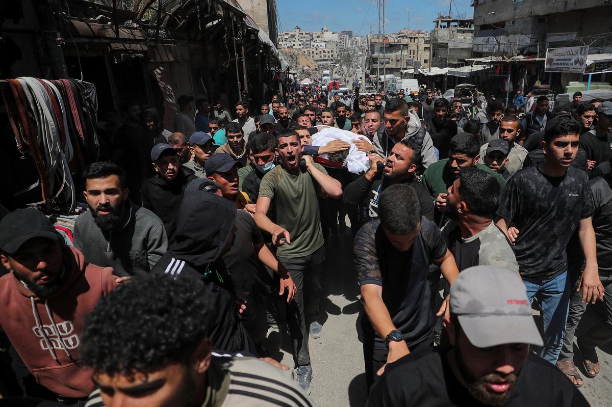 Mourners attend the funeral of Azzam Al-Hayya, the son of Khalil Al-Hayya, Hamas' chief negotiator in U.S.-mediated talks over Gaza's future, after Azzam succumbed to his injuries on Thursday after being struck in an Israeli attack on Wednesday, in Gaza City May 7, 2026. REUTERS/Dawoud Abu Alkas