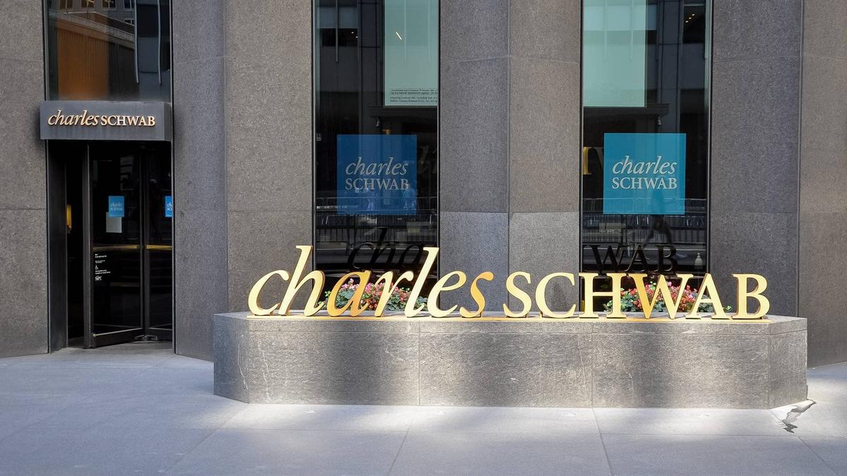  Dave Ramsey and Charles Schwab address Americans' concerns about retirement savings accounts. 