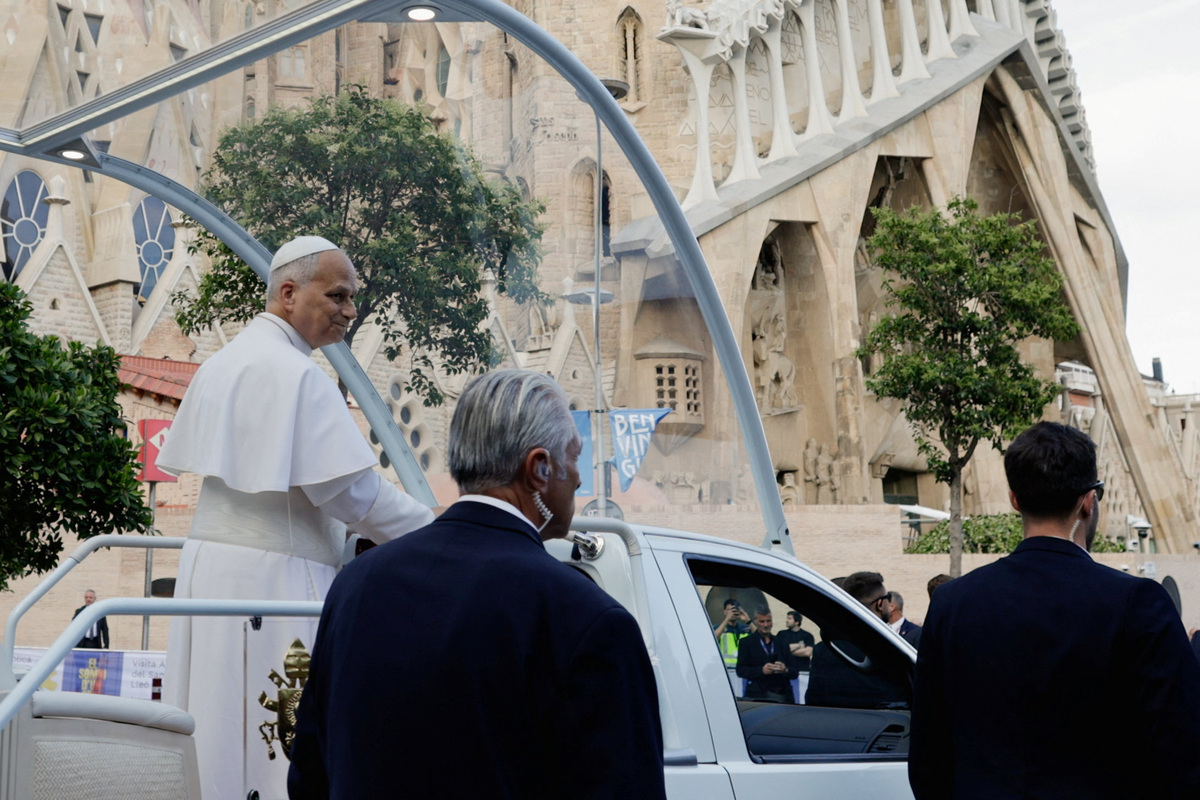 Pope Leo XIV rides the popemobile ahead of the Holy Mass at the Basilica of the Sagrada Familia, during his apostolic journey, in Barcelona, Spain, June 10, 2026. REUTERS/Michele Spatari