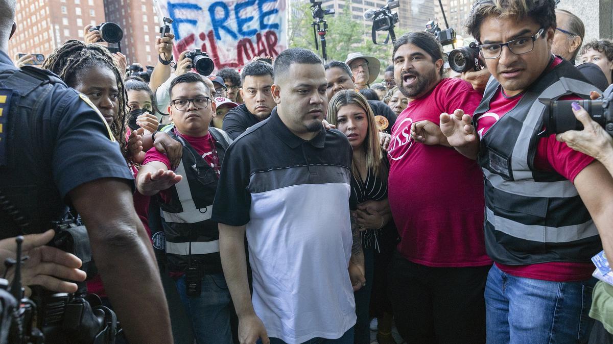 Kilmar Ábrego García y su esposa, Jennifer Vásquez Sura, ingresan a una oficina de campo de la Policía de Inmigración y Control de Aduanas de Estados Unidos (ICE) el lunes 25 de agosto de 2025 en Baltimore, Maryland.