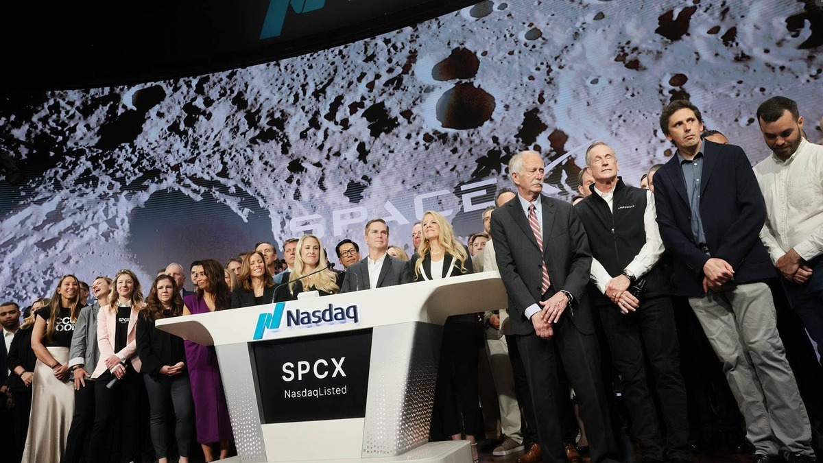  Float-adjusted index rules limit SpaceX's initial weighting in ETFs, despite massive valuation due to restricted public share availability structure constraints. 