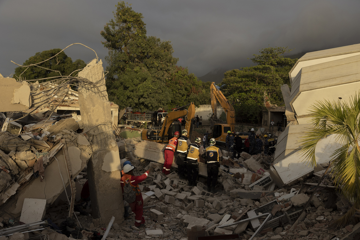Rescuers work at the Gabarra building, searching for victims of the earthquake, in La Guaira, Venezuela, June 29, 2026. The search for survivors of the devastating earthquakes in Venezuela was growing increasingly desperate. (Fabiola Ferrero/The New York Times)