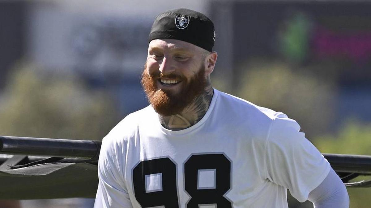  May 28, 2026; Henderson, NV, USA; Las Vegas Raiders defensive end Maxx Crosby (98) warms up during organized team activities at Intermountain Health Performance Center. Mandatory Credit: Candice Ward-Imagn Images | Candice Ward-Imagn Images 