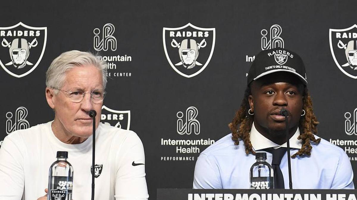  Apr 25, 2025; Henderson, NV, USA; (L-R) Las Vegas Raiders head coach Pete Carroll, Ashton Jeanty and general manager John Spytek during a news conference introducing Jeanty as the first round draft pick in the 2025 NFL Draft at Intermountain Health Performance Center. Mandatory Credit: Candice Ward-Imagn Images | Candice Ward-Imagn Images 