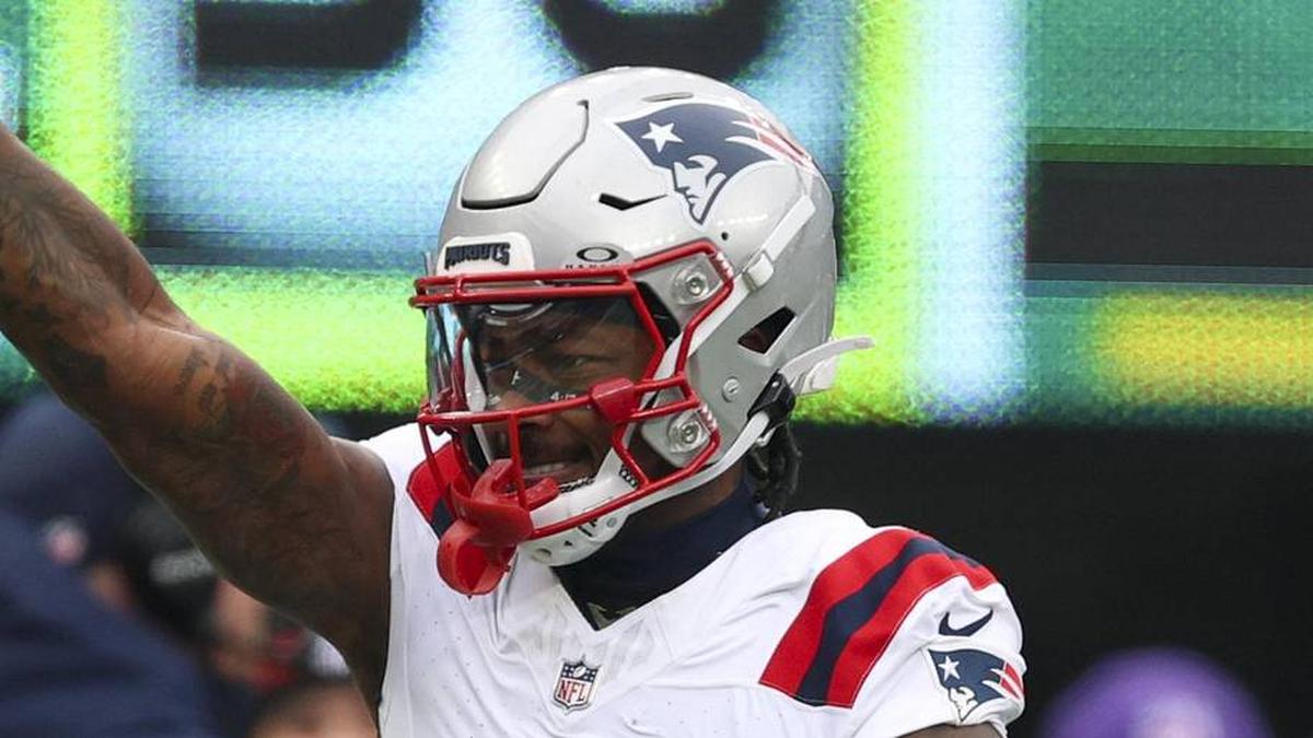 Dec 28, 2025; East Rutherford, New Jersey, USA; New England Patriots wide receiver Stefon Diggs (8) celebrates his reception against the New York Jets during the first quarter of the game at MetLife Stadium. Mandatory Credit: Vincent Carchietta-Imagn Images | Vincent Carchietta-Imagn Images 