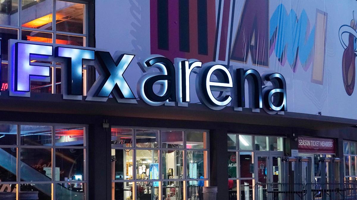El letrero iluminado de la FTX Arena, casa del Heat de Miami de la NBA, el 12 de noviembre de 2022, en Miami. (AP Foto/Marta Lavandier)