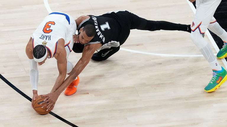 Hart, Knicks present unique challenge for Spurs in Game 2