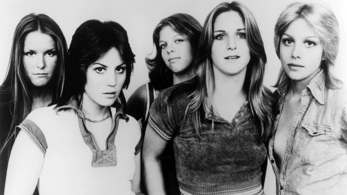1977 Rock Song, With 18-Year-Old Singer, Became a Timeless Underground Anthem 