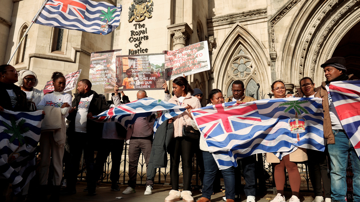 People protest outside the High Court where Chagossian campaigners are challenging the British government's deal to transfer sovereignty of the Chagos Islands to Mauritius, in London, Britain, October 28, 2025. REUTERS/Hiba Kola