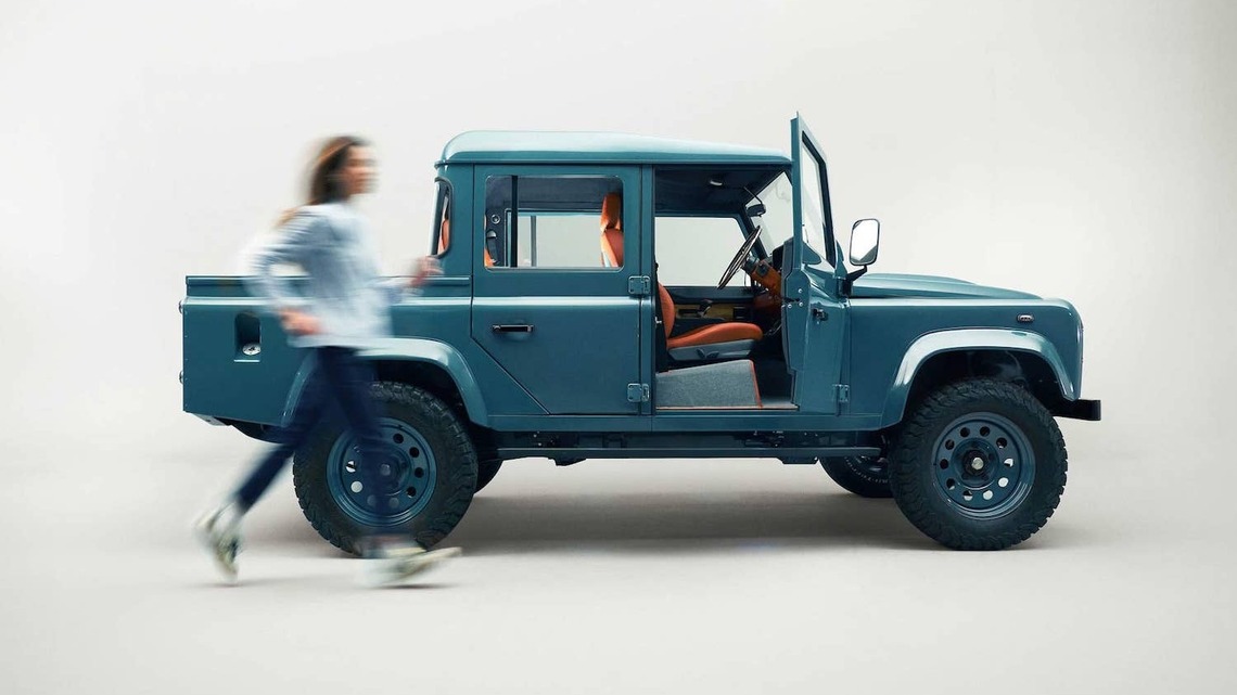 Wealthy Young Women Love Expensive Old SUVs 