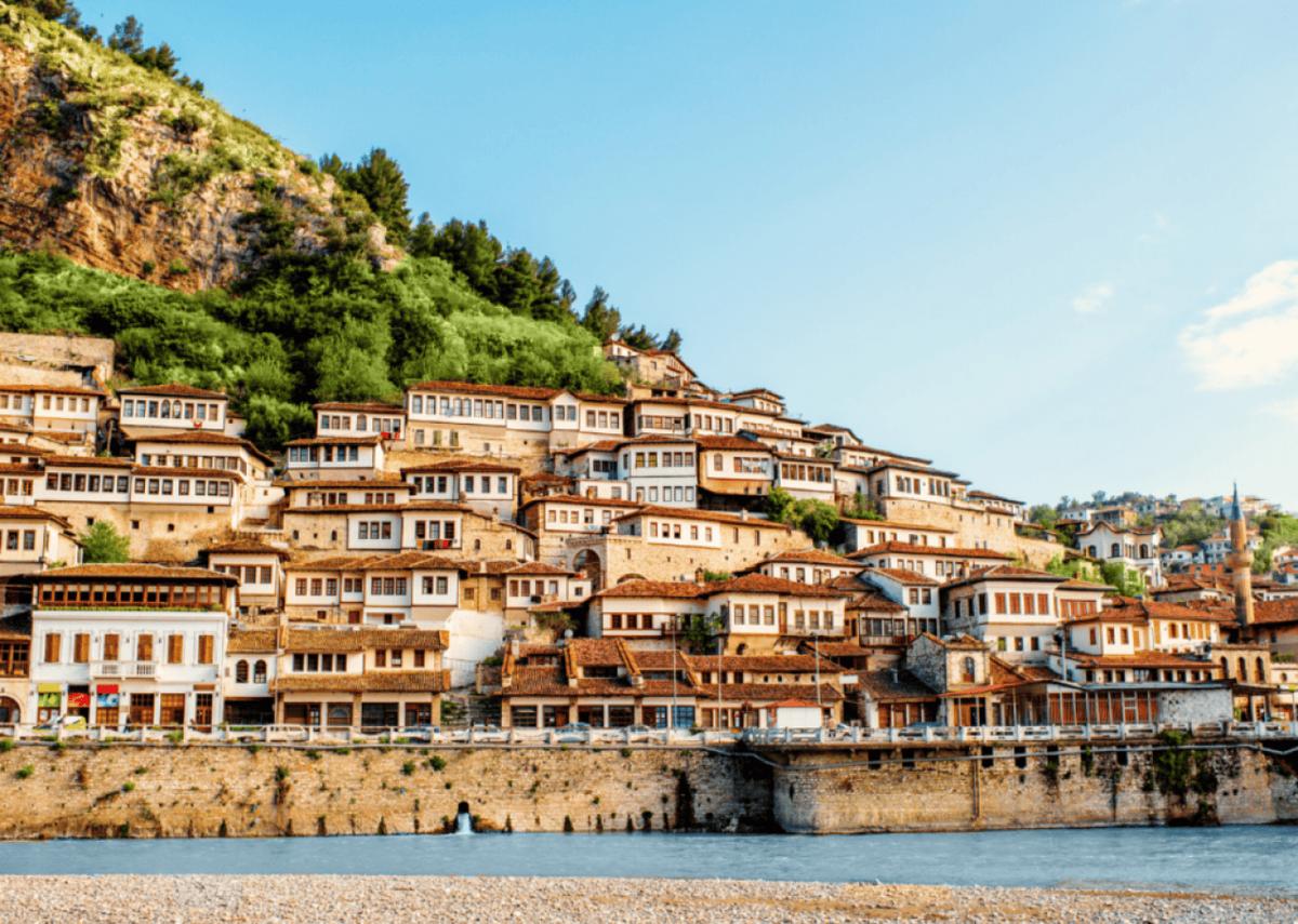  RossHelen // Shutterstock 