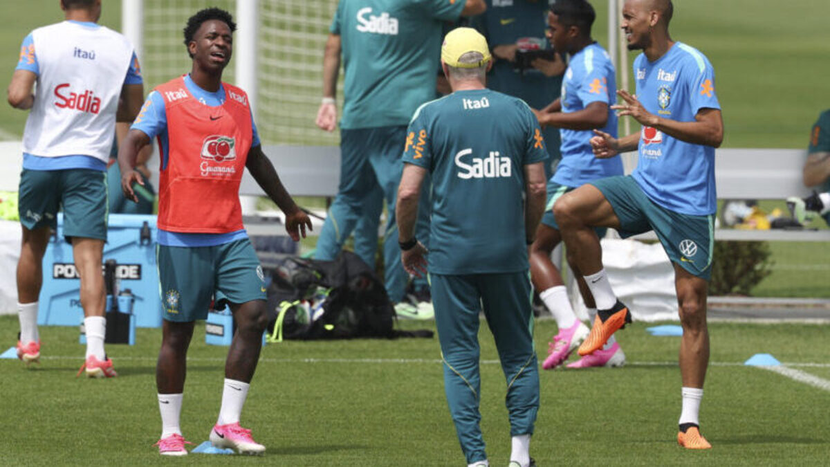 Carlo Ancelotti (c) entrenador de Brasil dirige a Vini Jr. (i) y Fabinho (d) en un entrenamiento en el centro Columbia Park en Morristown, New Jersey (EE.UU.). EFE/ Sebastiao Moreira