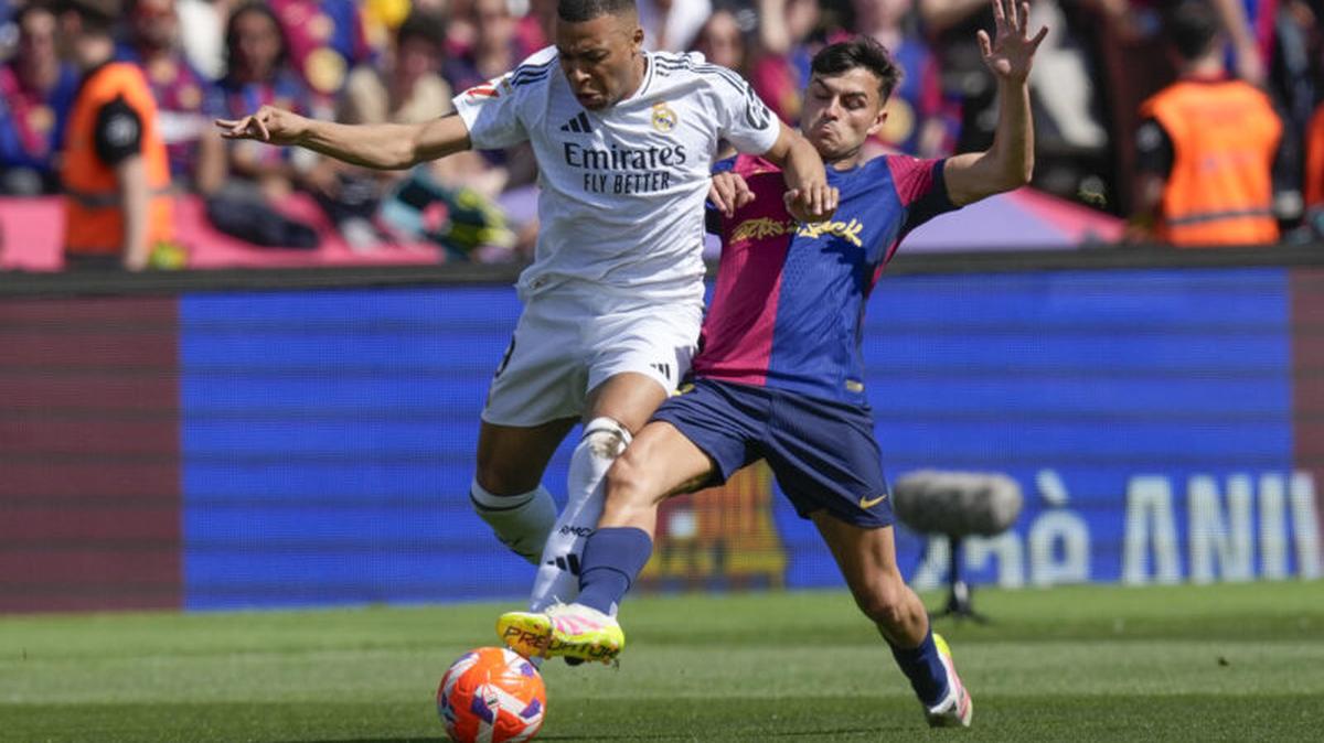 Mbappé y Pedri, en una foto de archivo del Barcelona-Real Madrid de la pasada temporada.-EFE/ Enric Fontcuberta
