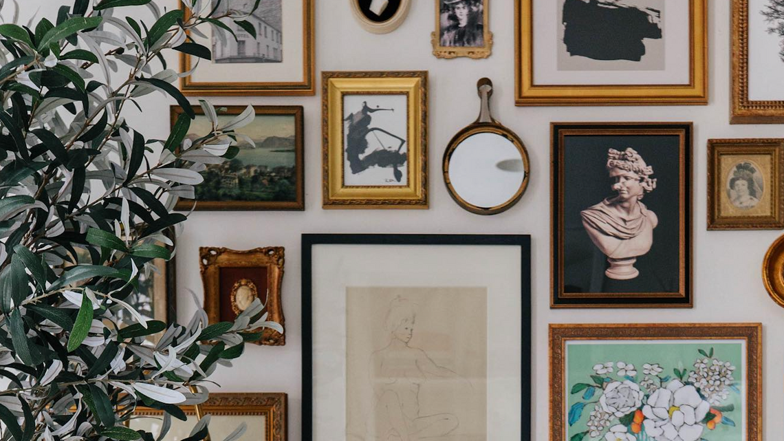 The Gallery Wall Layout Trick That Made My Vintage Frames Look Collected, Not Cluttered 