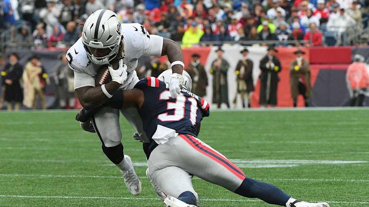  Sep 7, 2025; Foxborough, Massachusetts, USA; New England Patriots safety Craig Woodson (31) makes a tackle on Las Vegas Raiders running back Ashton Jeanty (2) during the second half at Gillette Stadium. Mandatory Credit: Bob DeChiara-Imagn Images | Bob DeChiara-Imagn Images 