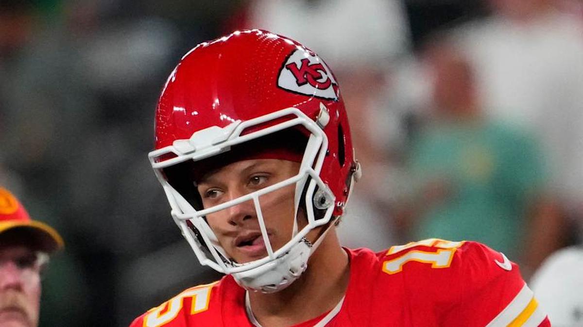  Kansas City Chiefs quarterback Patrick Mahomes (15) and Kansas City Chiefs head coach Andy Reid pre game against the Jets at MetLife Stadium. | Robert Deutsch, Robert Deutsch / USA TODAY NETWORK via Imagn Images 