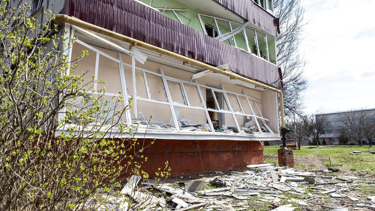 The Russian military launched powerful air attacks on Ukraine, battering the nation with missiles and drones on April 3. Multiple people are reported wounded and at least 2 dead.