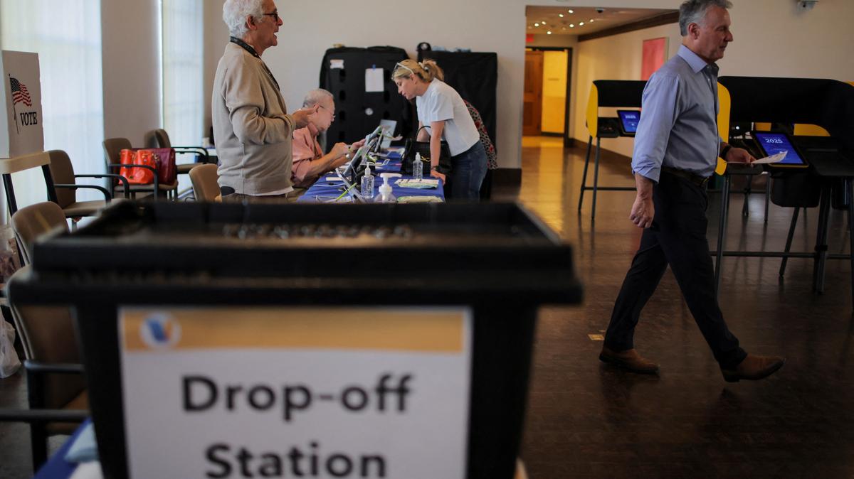 Matthew Kessler heads to a voting machine to vote on Proposition 50 at the Beverly Hills City Hall voting center in Beverly Hills, California, U.S., October 30, 2025. REUTERS/Daniel Cole