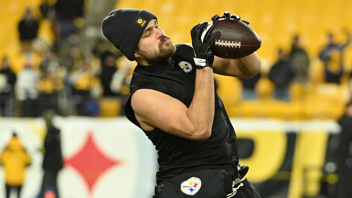  Dec 15, 2025; Pittsburgh, Pennsylvania, USA; Pittsburgh Steelers tight end Pat Freiermuth (88) warms up for a game against the Miami Dolphins at Acrisure Stadium. Mandatory Credit: Barry Reeger-Imagn Images | Barry Reeger-Imagn Images 