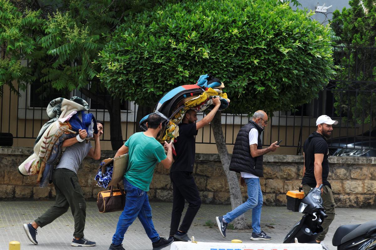 People carrying belongings make their way as they flee the southern suburbs of Beirut, after Israeli Prime Minister Benjamin Netanyahu ordered the military to attack targets in the suburbs, Lebanon, June 1, 2026. REUTERS/Mohamed Azakir