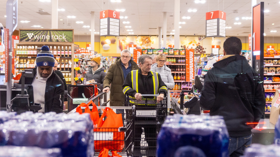Canada July retail sales fall 0.7%; seen up 1.3% in August 