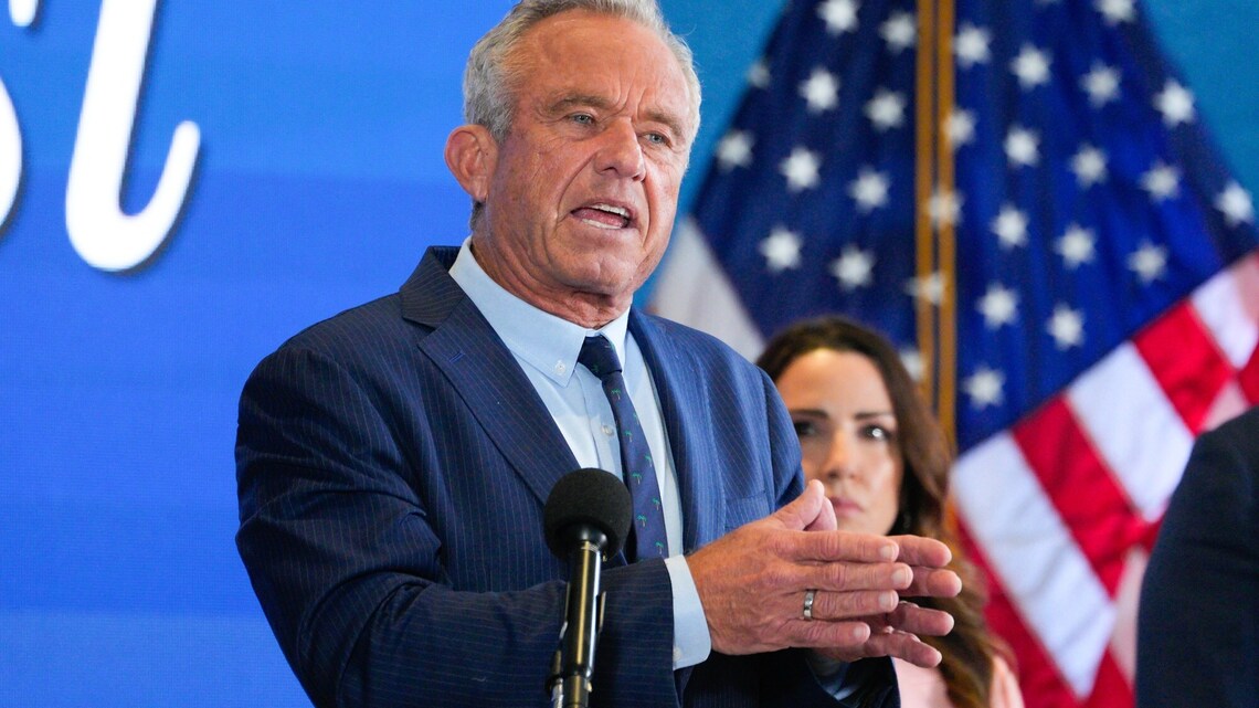 RFK Jr. presenta directrices sobre personas sin hogar centradas en el "tratamiento primero" durante una visita a National City 