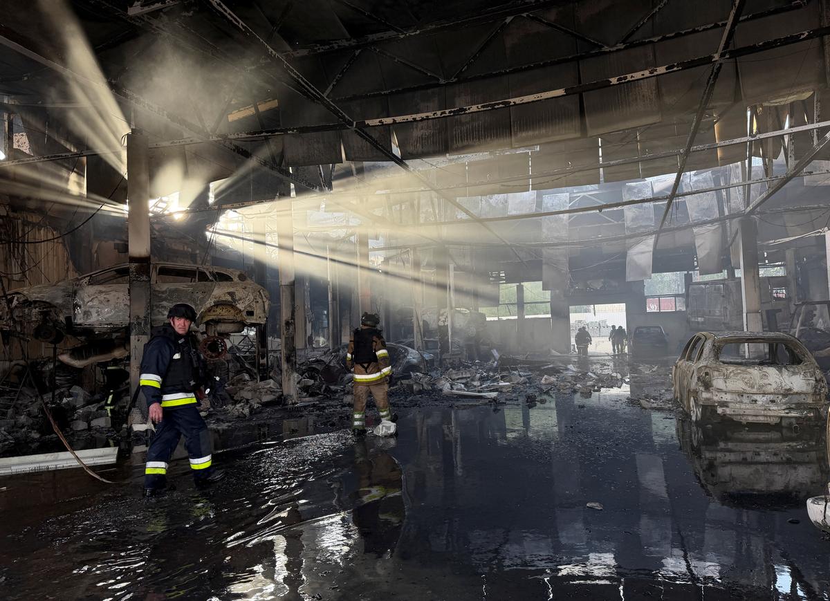 Rescuers work at a site of a Russian air strike, amid Russia's attack on Ukraine, in Zaporizhzhia, Ukraine May 5, 2026. Picture taken with a mobile phone. REUTERS/Serhii Chalyi
