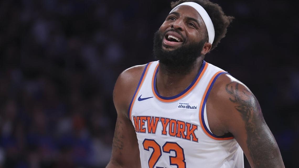 Report: Knicks C Mitchell Robinson to play with broken pinky