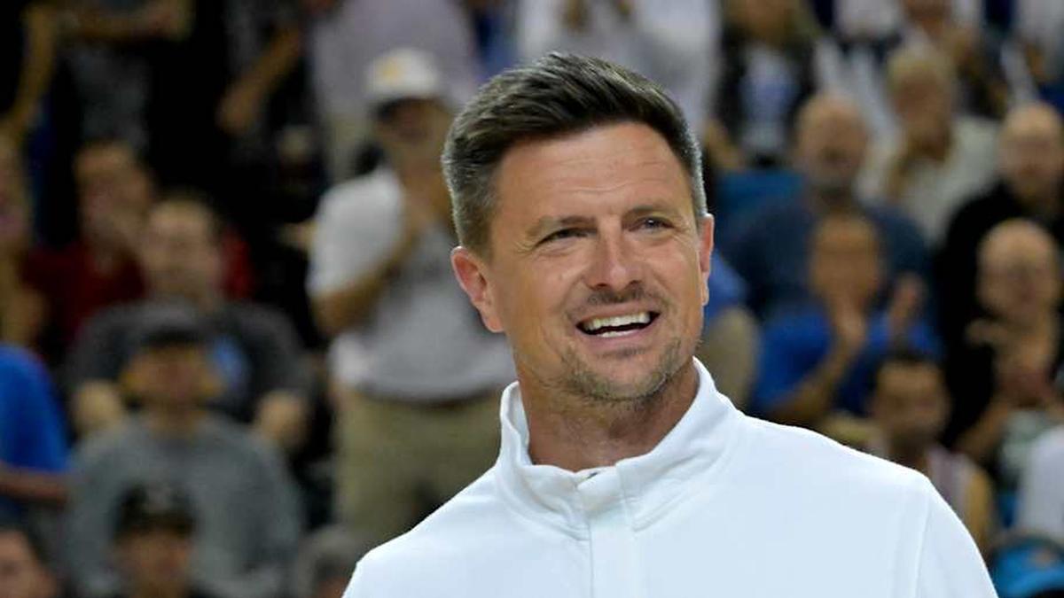  Jan 31, 2026; Los Angeles, California, USA; UCLA Bruins head football coach Bob Chesney is introduced during the basketball game against the Indiana Hoosiers at Pauley Pavilion presented by Wescom Financial. Mandatory Credit: Jayne Kamin-Oncea-Imagn Images | Jayne Kamin-Oncea-Imagn Images 