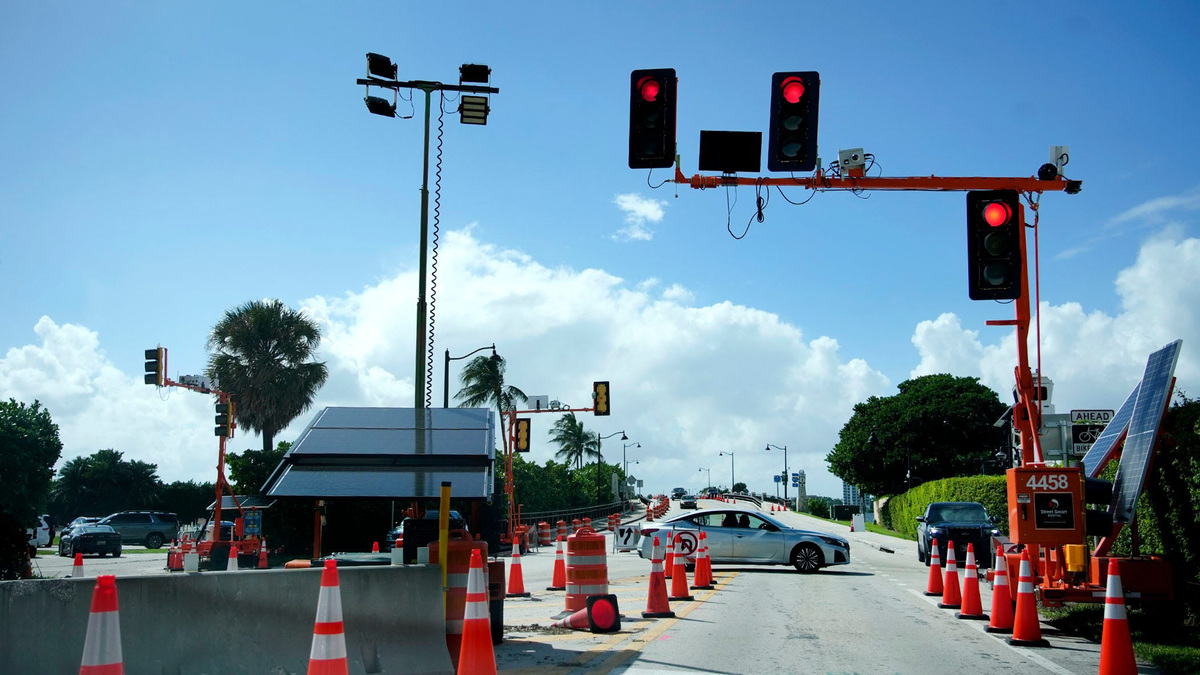 Traffic signals at the south entrance of Mar-a-Lago help to control the flow of vehicles onto the property in Palm Beach.