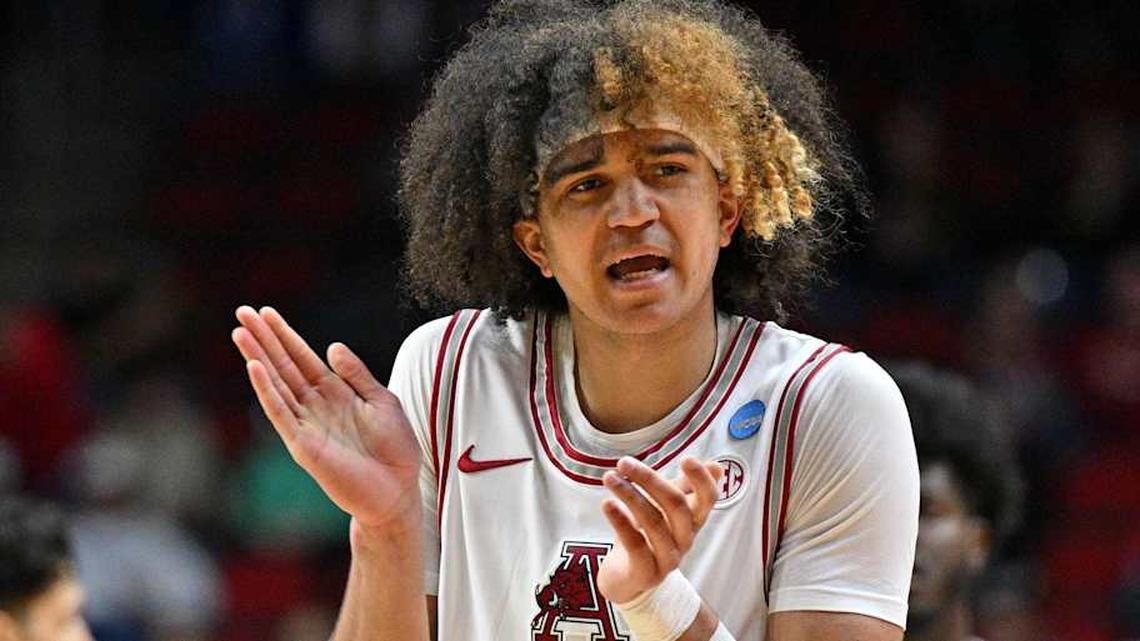 Mar 16, 2023; Des Moines, IA, USA; Arkansas Razorbacks guard Anthony Black (0) reacts after a play against the Illinois Fighting Illini during the first half at Wells Fargo Arena. Mandatory Credit: Jeffrey Becker-Imagn Images | Jeffrey Becker-Imagn Images 