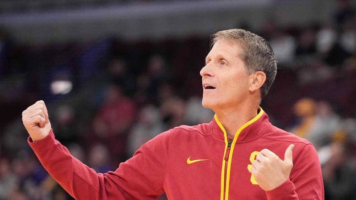  Mar 11, 2026; Chicago, IL, USA; Southern California Trojans head coach Eric Musselman gestures to his team against the Washington Huskies during the first half at United Center. Mandatory Credit: David Banks-Imagn Images | David Banks-Imagn Images 