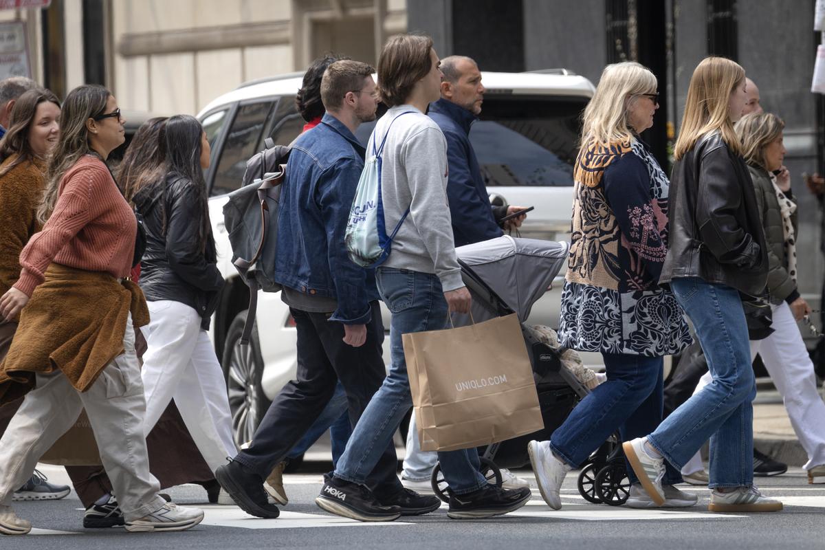  People shop along the Magnificent Mile on April 30, 2026, in Chicago. 