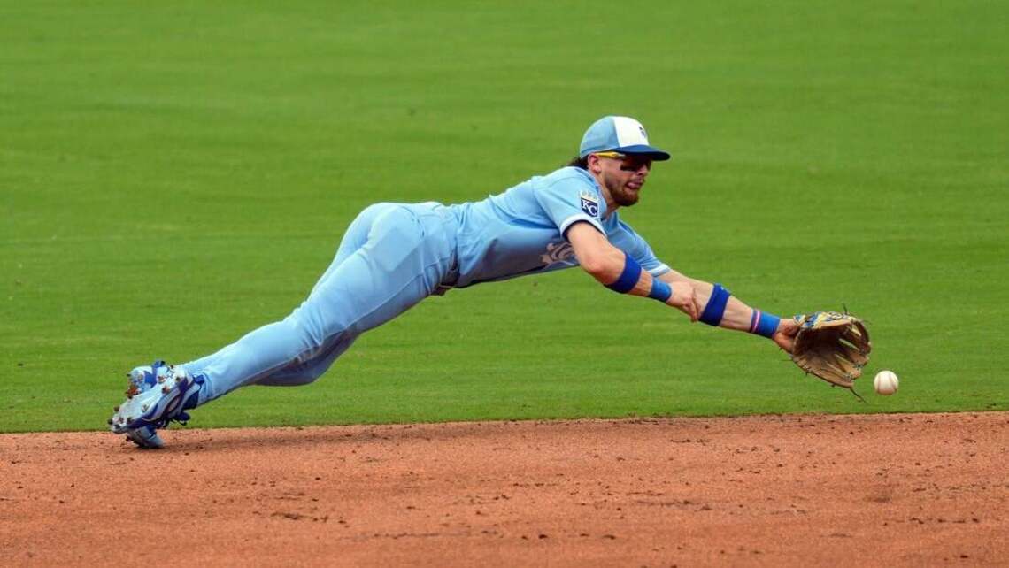 Royals star SS Bobby Witt Jr. (back tightness) exits vs. Giants