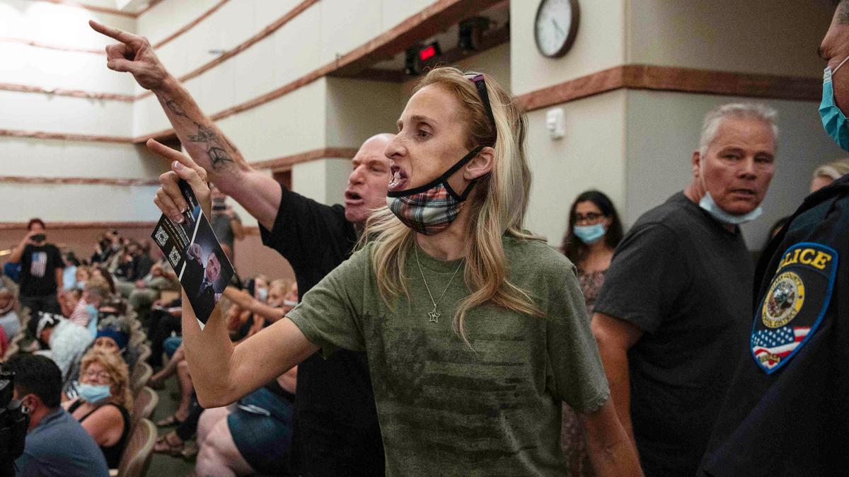 Foto tomada el 12 de agosto del 2021 de un acalorado debate en una junta esacolar en Las Vegas. (Bizuayehu Tesfaye/Las Vegas Review-Journal via AP, File)