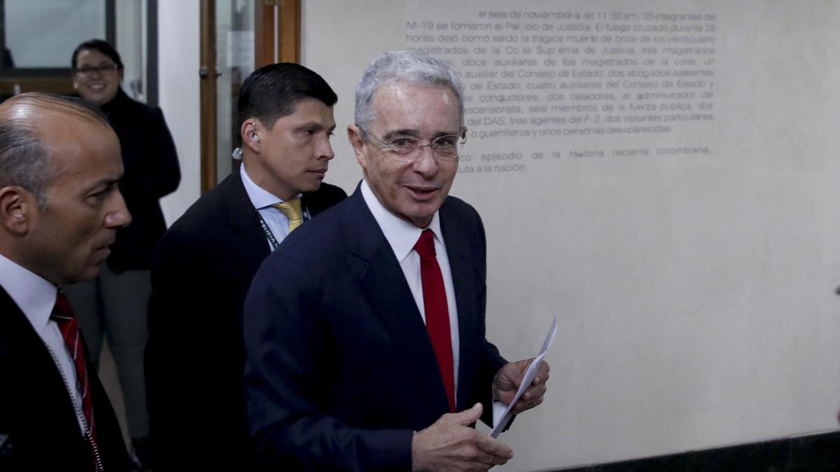 ARCHIVO - En esta foto de archivo del 8 de octubre de 2019, el entonces senador y expresidente Álvaro Uribe llega a la Suprema Corte para ser interrogado como parte de una investigación en su contra sobre la presunta manipulación de testigos en Bogotá, Colombia. La Fiscalía colombiana pidió el viernes 5 de marzo de 2021 la terminación anticipada del proceso penal contra Uribe, caso por el cual estuvo detenido en 2020 durante dos meses. La Fiscalía dice que no halló mérito para acusarlo. (AP Foto/Iván Valencia, Archivo)