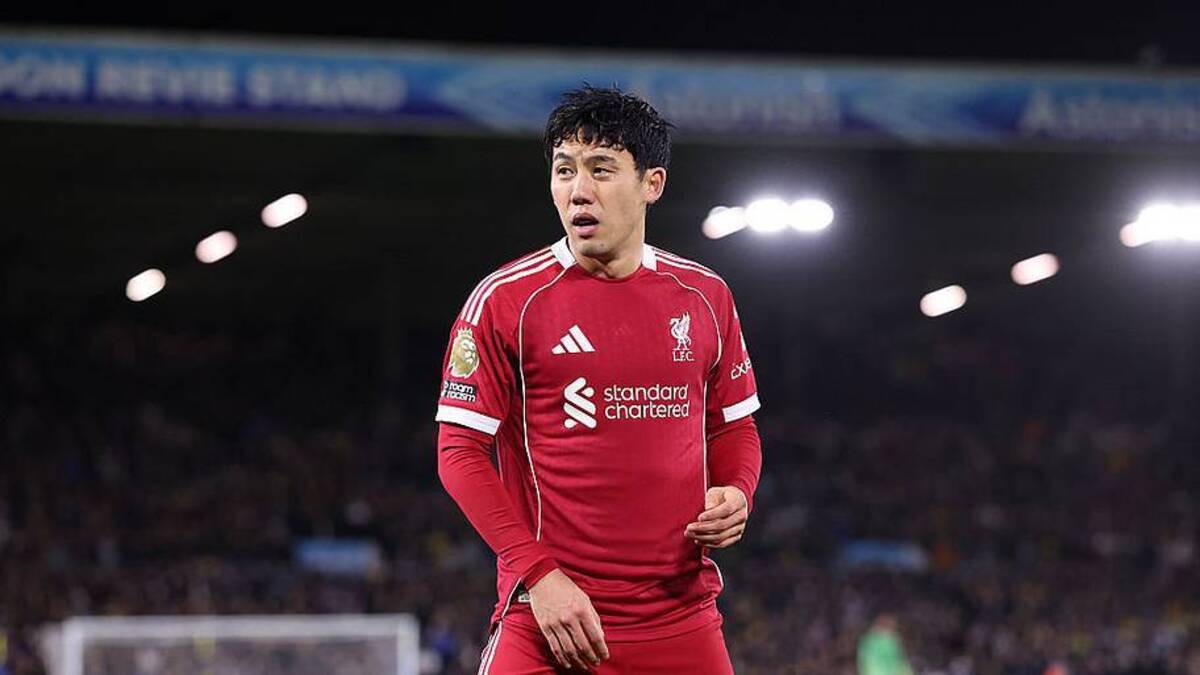 Wataru Endō is back on the sidelines with another injury setback. | Alex Livesey/Getty Images 