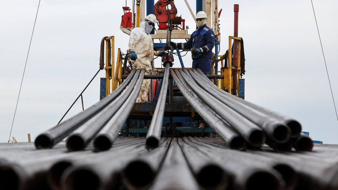 Oil climbs over $1 on tanker attacks, no progrees on peace
