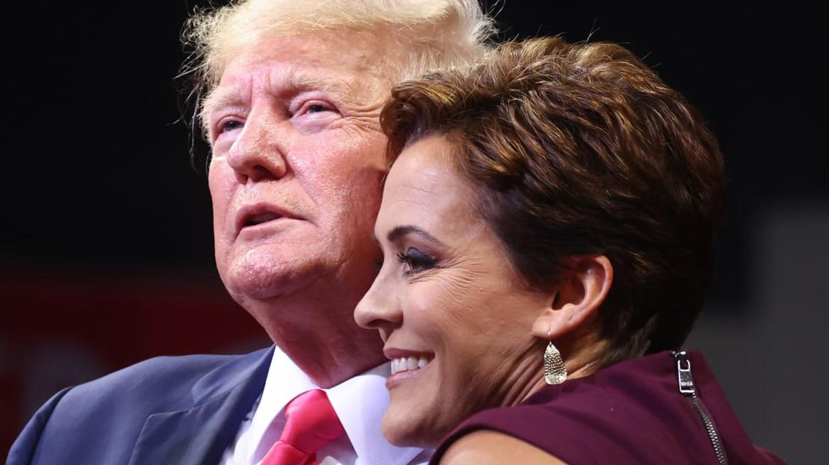 Kari Lake, candidata republicana a la gobernación de Arizona, es una de las aliadas de Donald Trump de mayor perfil en negarse a aceptar la victoria del presidente Joe Biden en las elecciones presidenciales del 2020. Lake fue derrotada por la demócrata Katie Hobbs en una votación reñida. En la foto, Trump y Lake participan en un mitin en julio de 2022.