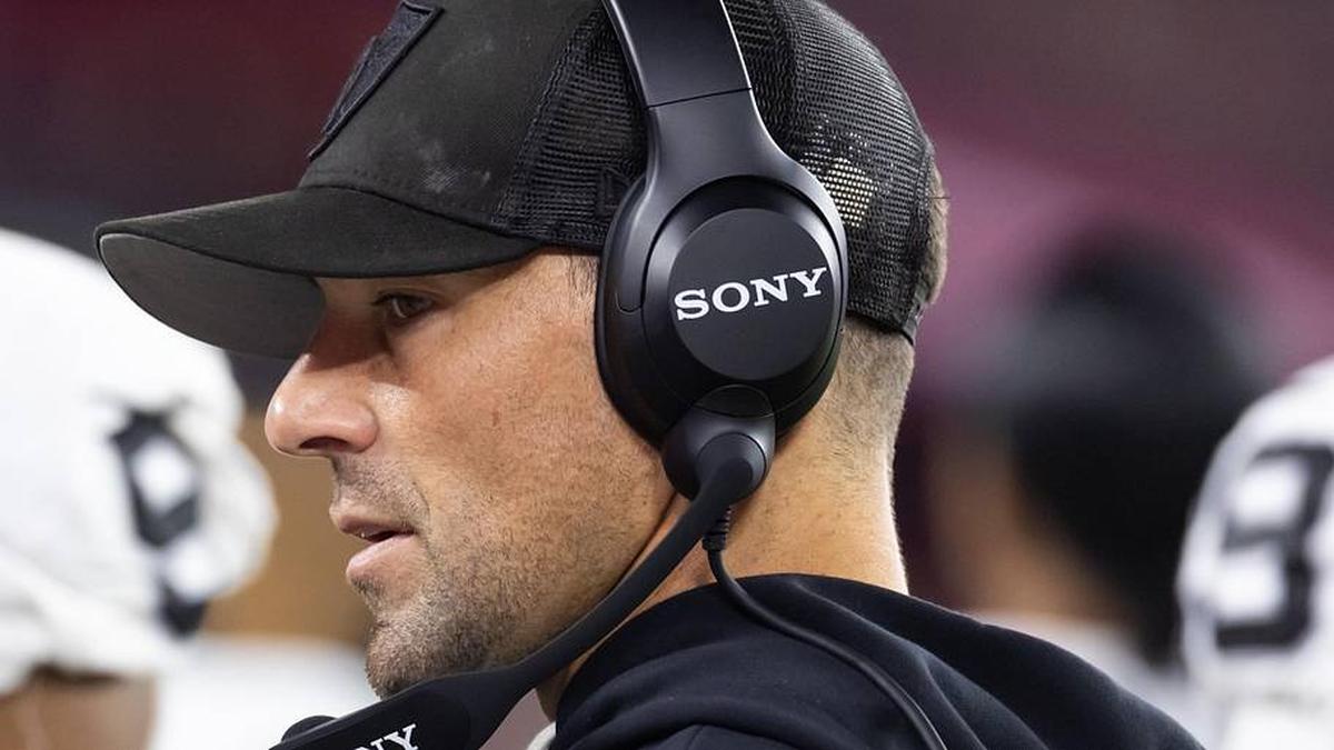  Aug 23, 2025; Glendale, Arizona, USA; Las Vegas Raiders defensive line coach Rob Leonard against the Arizona Cardinals during a preseason NFL game at State Farm Stadium. Mandatory Credit: Mark J. Rebilas-Imagn Images | Mark J. Rebilas-Imagn Images 
