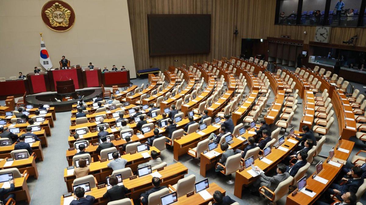 National Assembly Speaker Woo Won-shik announces his decision not to put a constitutional amendment bill to a vote during a plenary session in Seoul on Friday. Photo by Yonhap