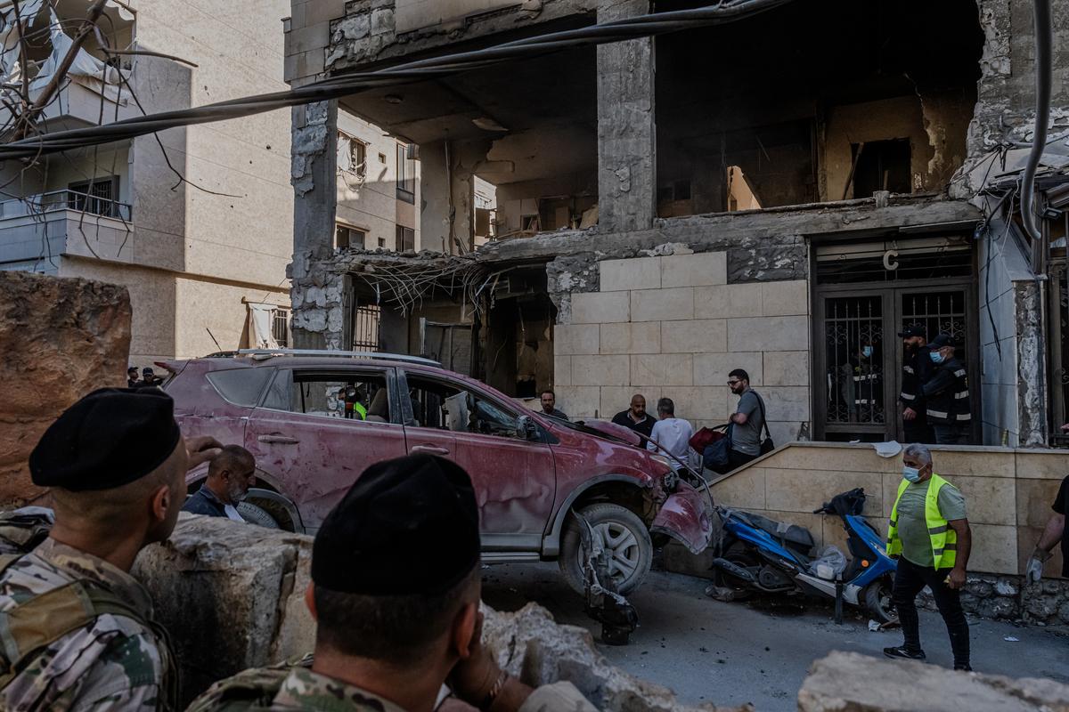 Workers retrieve a destroyed vehicle at the site of an apartment building that was hit in an Israeli airstrike in the neighborhood of Choueifat in southern Beirut, on Thursday, May 28, 2026. Israel widened its offensive in Lebanon on Thursday, striking Beirut for the first time in almost a month and pushing deeper into the country's south, as its escalating conflict with Hezbollah threatens negotiations to end the U.S.-Israeli war in Iran. (Daniel Berehulak/The New York Times)