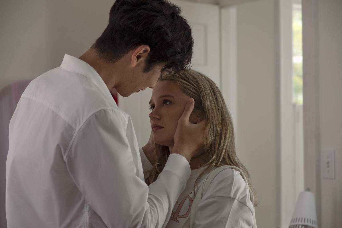Steven (Sean Kaufman) and Taylor (Rain Spencer) in THE SUMMER I TURNED PRETTY Photo: Erika Doss © AMAZON CONTENT SERVICES LLC