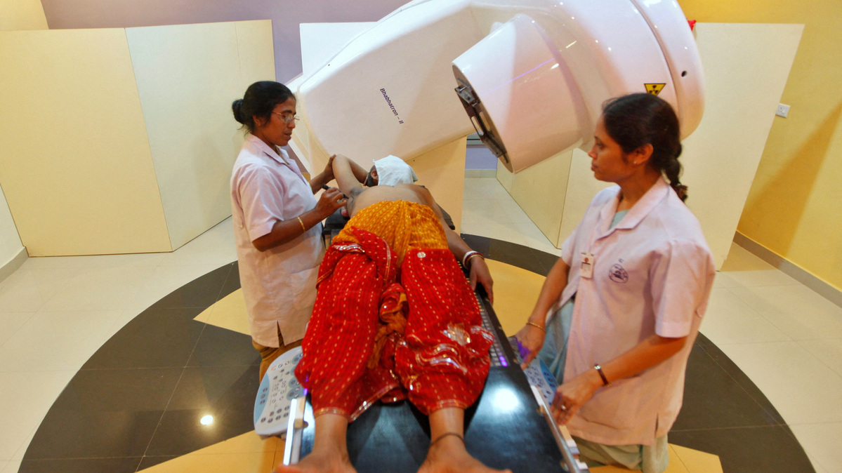 FILE PHOTO: A nurse prepares a breast cancer patient before a gamma-ray test at the Cancer Centre Welfare Home and Research Institute in Kolkata March 16, 2012.   REUTERS/Rupak De Chowdhuri/File Photo