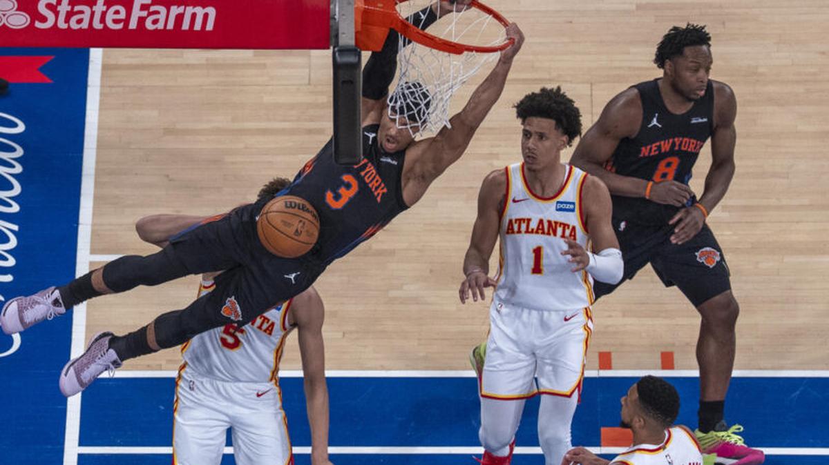 Josh Hart (i), encesta este lunes durante un partido de la NBA entre New York Knicks y Atlanta Hawks en el Madison Square Garden de Nueva York (EE.UU.). EFE/ Ángel Colmenares