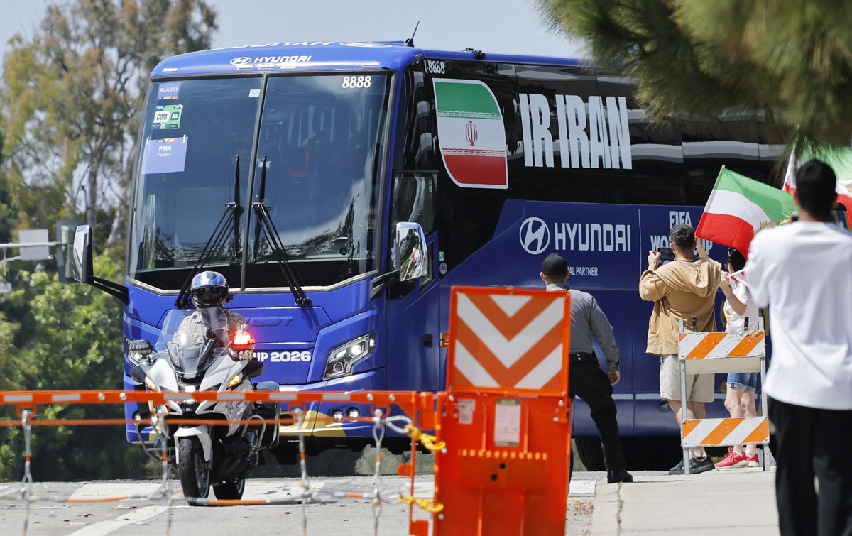Soccer Football - FIFA World Cup 2026 - Iran Hotel Arrival - Manhattan Beach, California, U.S. - June 14, 2026 The Iran team bus arrives at the hotel with a police escort REUTERS/Mike Blake