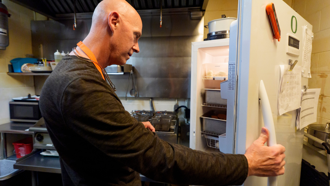 Decaying rodents, warm food in a cold buffet in restaurant inspections 